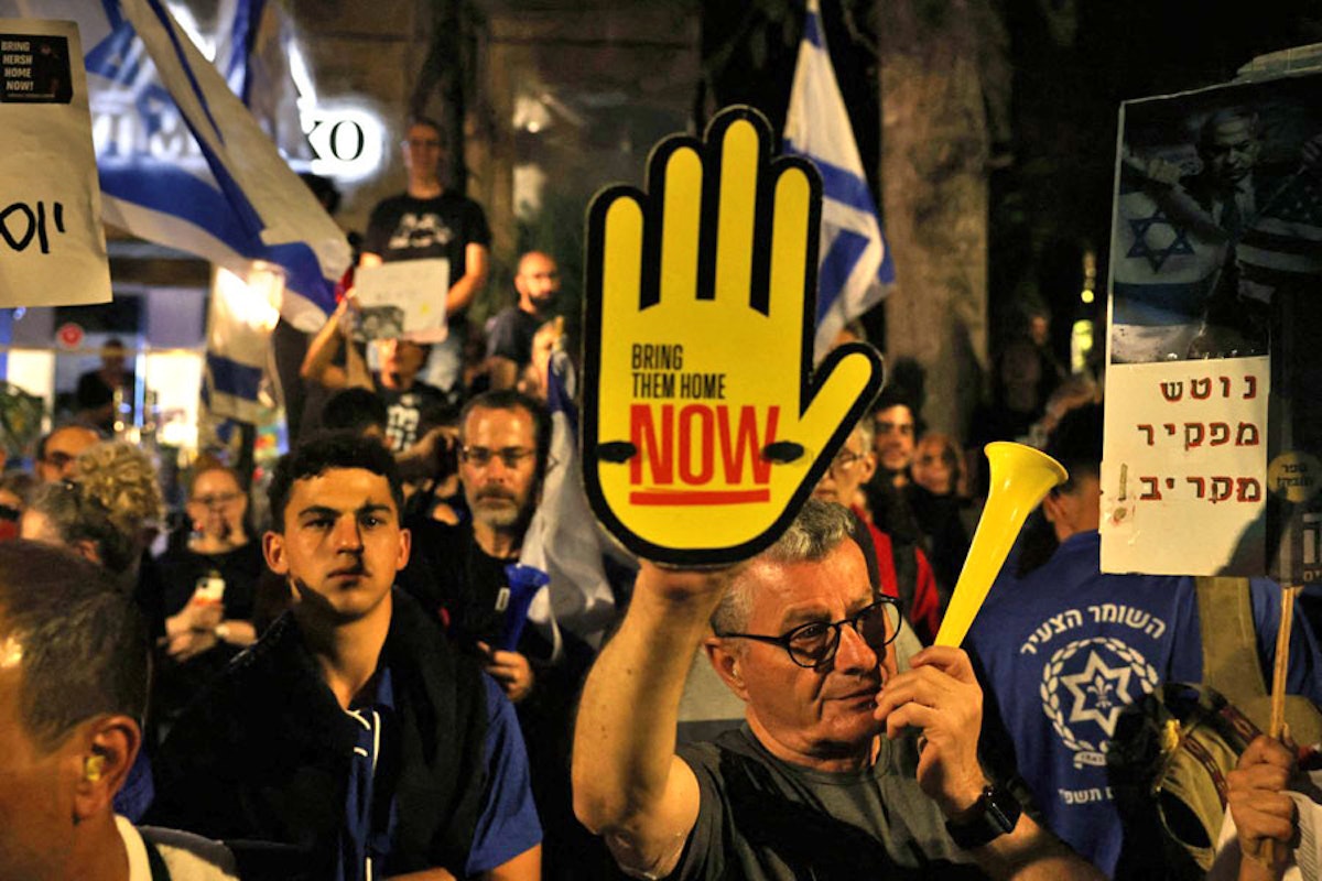 در دست تظاهرکنندگان پلاکاردی هست که روی آن نوشته شده: «آن‌ها را بخانه بازگردانید».