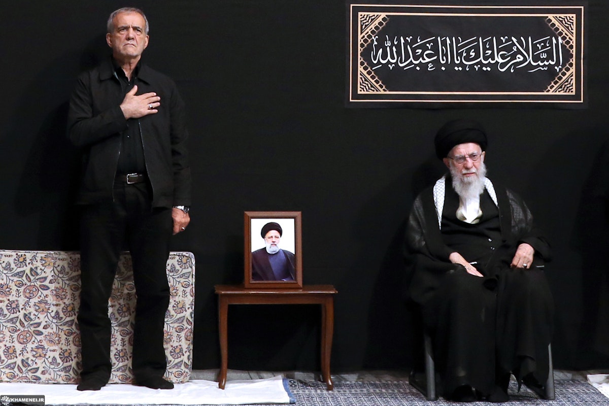 علی خامنه‌ای و مسعود پزشکیان در حال عزاداری