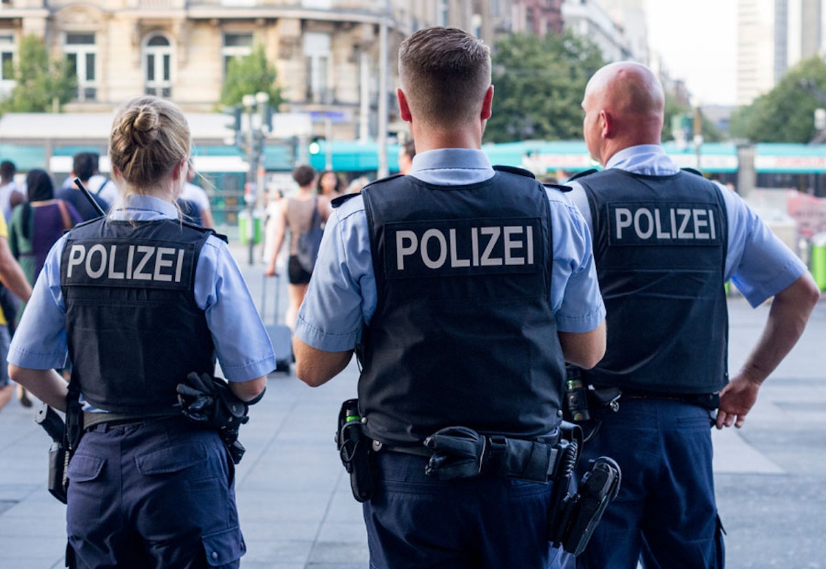 سه مأمور پلیس آلمان که یکی از آن‌ها زن است با ینویفورم تابستانی از پشت سر دیده می‌شوند.