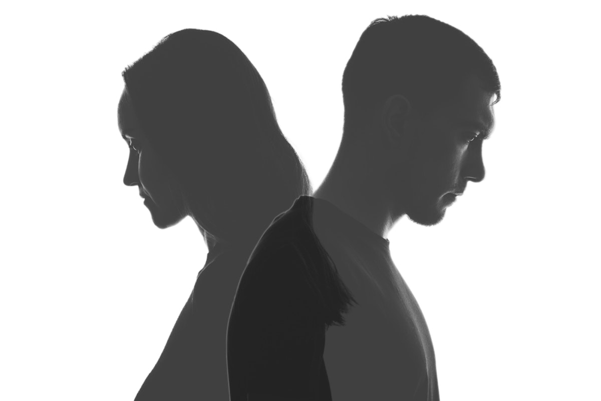 در پس‌زمینه روشن و سفید سایه یک زن و یک مرد جوان دیده می‌شود که پشت به هم ایستاده‌اند